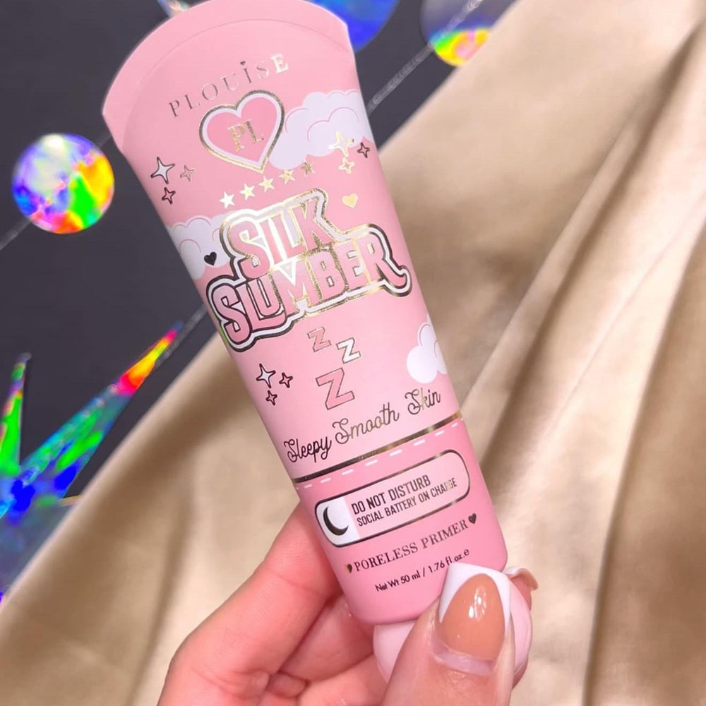 一个人拿着一管 P.Louise Silk Slumber Poreless Primer,粉红色背景和化妆品细节。