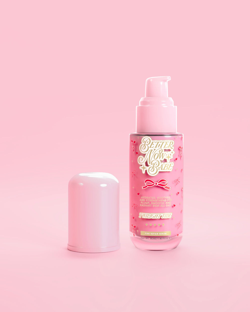 一瓶粉色 P.Louise 瓶 Better Now Babe Pink Barrier Repair Serum，带有 Twilight Tide 香味，粉色背景上带有泵和瓶盖