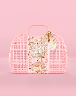 粉色华夫饼式嘘篮，里面有粉色背景的产品