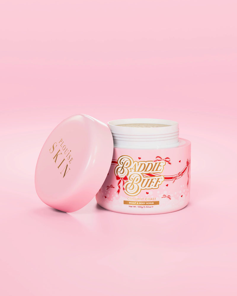 一桶粉红色的 P.Louise 椰子海岸 Baddie Buff 头皮和身体糖磨砂膏（盖上盖子）