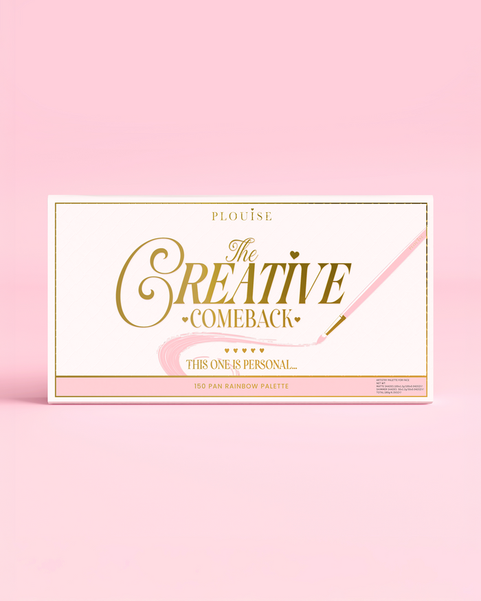 封闭式 P.Louise Creative COmeback XXXL 彩虹眼影盘的正面，粉红色盒子上带有金色字体，背景为粉红色