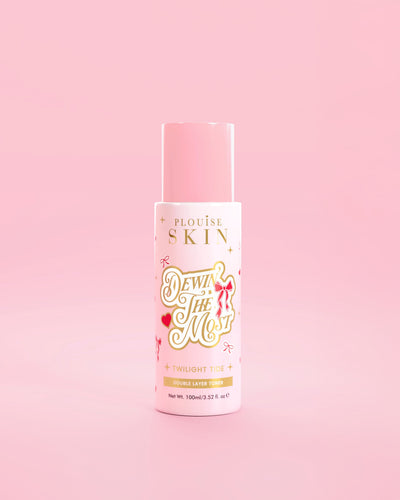 粉色 P.Louise 瓶 Dewing The Most Double Layer Toner,粉红色背景上有红色蝴蝶结设计