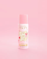粉色 P.Louise 瓶 Dewing The Most Double Layer Toner，粉红色背景上有红色蝴蝶结设计
