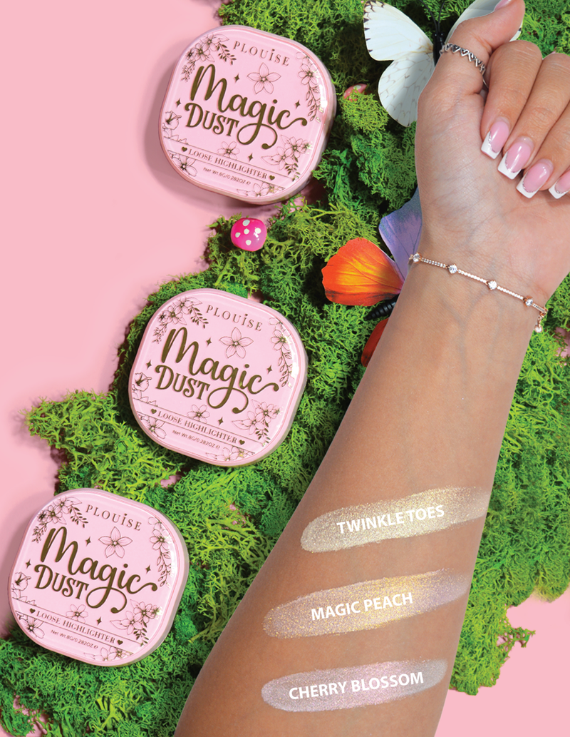 三款紧凑型宽松荧光笔，标有 Magic Dust，颜色分别为 Twinkle Toes、Magic Peach 和 Cherry Blossom，展示在带有花卉背景的手臂上。