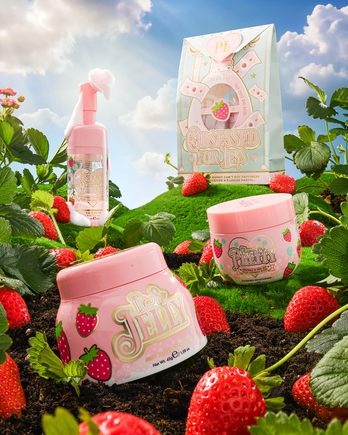 P.Louise Strawberry Obsessed For Less 双重清洁保湿护肤套装，位于草莓环绕的青草山丘上
