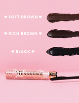 P. Louise 防泪睫毛膏提供三种不同色调的样本，并在粉红色背景上注明每种色调的文字