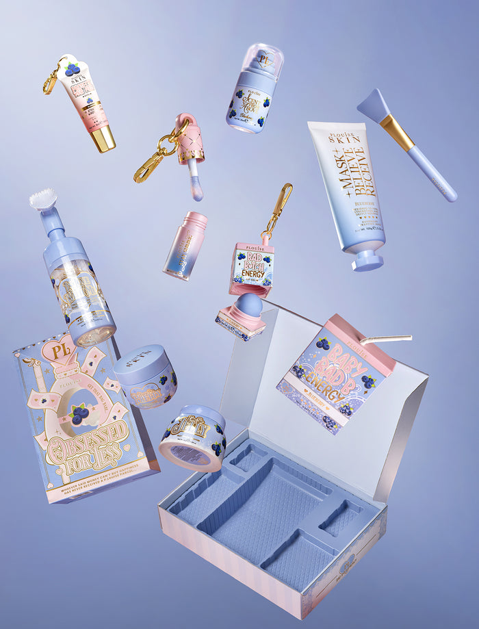 P.Louise 痴迷于蓝色背景上漂浮的 Bad Bitch 蓝莓产品