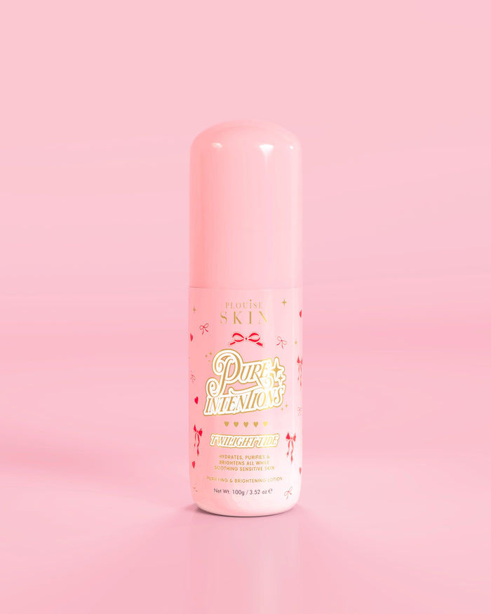 粉红色瓶 P.Louise Pure Intentions 净化亮肤乳液，粉红色背景上有红色蝴蝶结设计