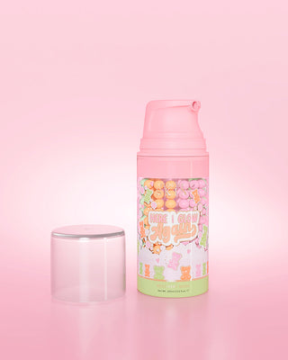 粉红色背景上的紫色瓶 P. Louise Here I Glow Again 糖果熊恢复面膜