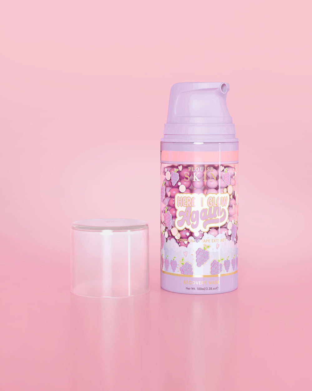 粉红色背景上的紫色瓶 P. Louise Here I Glow Again 葡萄恢复面膜