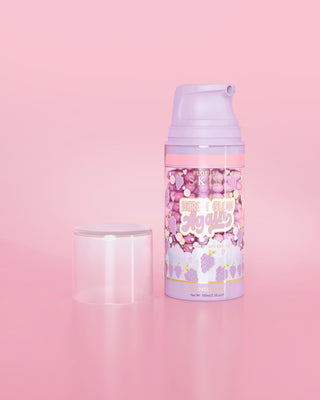 粉红色背景上的紫色瓶 P. Louise Here I Glow Again 葡萄恢复面膜