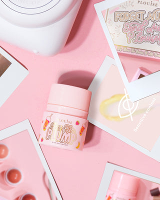 粉红色瓶 P.Louise Pass 粉红色背景上的丰润唇部护理