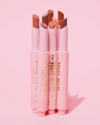 拍摄的是 P.Louise Glow Guide Glossy Lipstick Balsm 的完整照片，没有嘴唇，在粉红色背景上显示了颜色范围