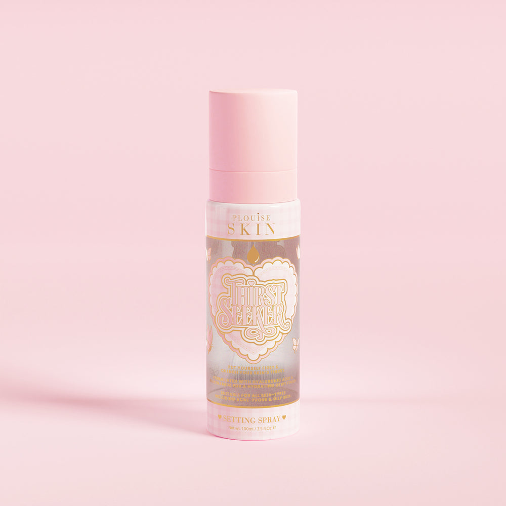 粉红色喷雾瓶，标有“P.Louise SKIN”，上面绘有心形和一些花卉元素，内含保湿定型喷雾。