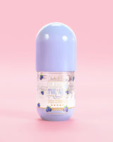 粉红色背景中的一瓶 P. Louise Clear The Air 蓝莓凝胶清洁剂