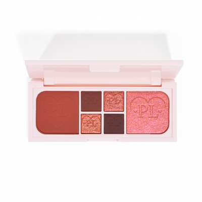 P.Louise Fluffy Fantasy Mini Eyes & Face Palette 的图片,采用奶油色哑光和奶油色微光,呈现一系列胭脂色和深粉色色调