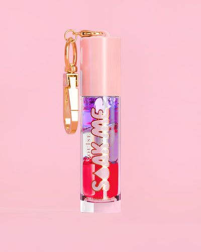 P. Louise Soak Me Lip Oil，粉红色管中含有彩色分层油，粉红色背景上有金色扣